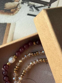 Armbånd Leah Bordeaux/Natur – Sæt med 3 stk