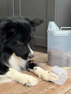 Beholder m. Målebæger til dyrefoder