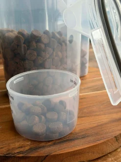 Beholder m. Målebæger til dyrefoder