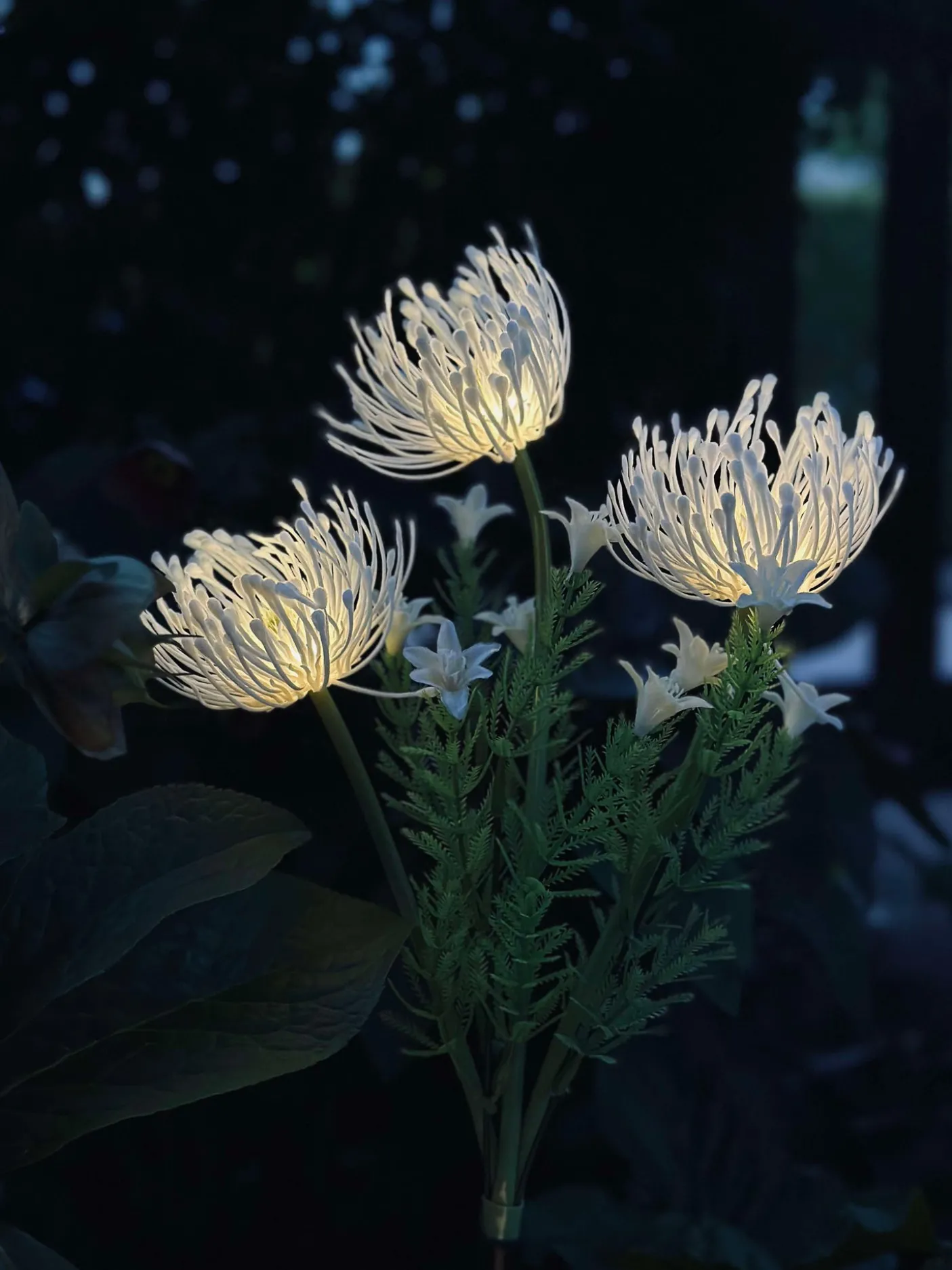 Blomst med solceller - Spider Lili hvid