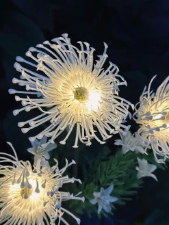 Blomst med solceller - Spider Lili hvid