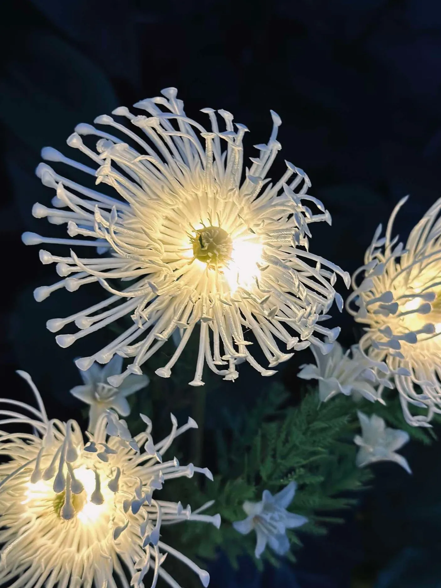 Blomst med solceller - Spider Lili hvid