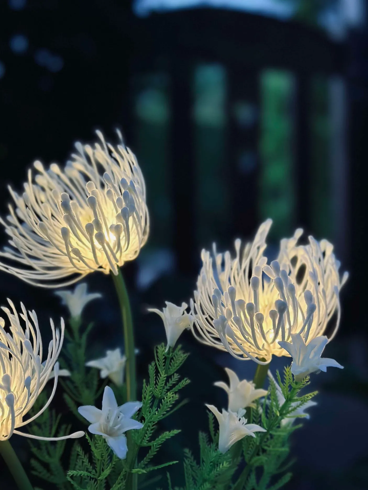 Blomst med solceller - Spider Lili hvid