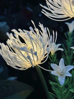 Blomst med solceller - Spider Lili hvid