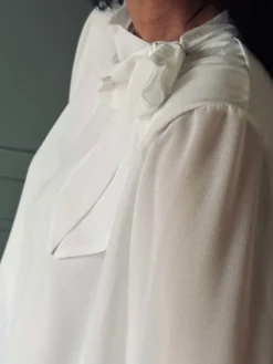 Bluse m. Sløjfe - White