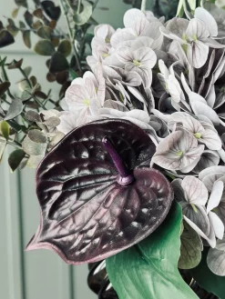 Buket med hortensia og eukalyptus