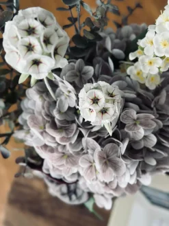 Buket med hortensia og eukalyptus