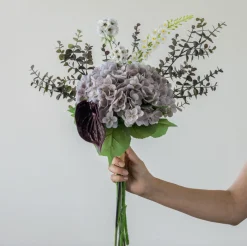 Buket med hortensia og eukalyptus