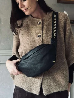 Bumbag med guldkæde på remmen