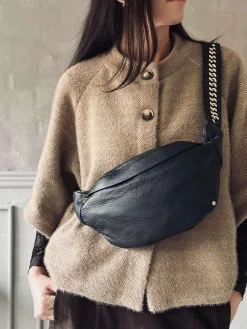 Bumbag med guldkæde på remmen