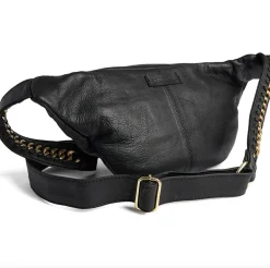 Bumbag med guldkæde på remmen