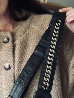 Bumbag med guldkæde på remmen