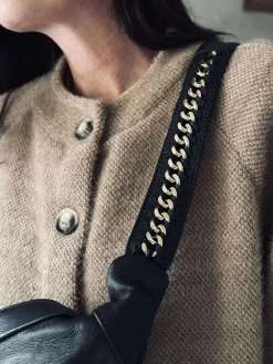 Bumbag med guldkæde på remmen