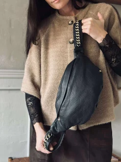 Bumbag med guldkæde på remmen
