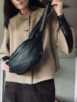 Bumbag med guldkæde på remmen