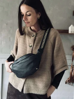 Bumbag med guldkæde på remmen