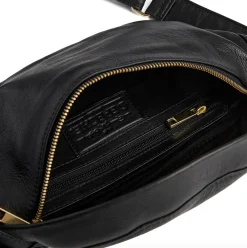 Bumbag med guldkæde på remmen