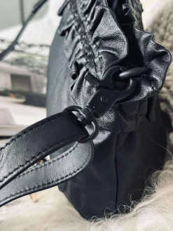 Clutch med flæser Nero