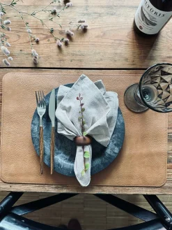 Dækkeserviet – Vendbar Cognac / Natur