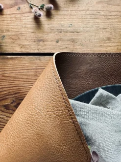 Dækkeserviet – Vendbar Cognac / Natur