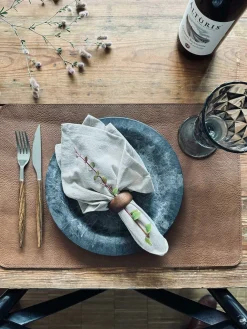 Dækkeserviet – Vendbar Cognac / Natur