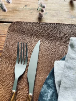 Dækkeserviet – Vendbar Cognac / Natur