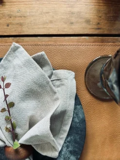 Dækkeserviet – Vendbar Cognac / Natur