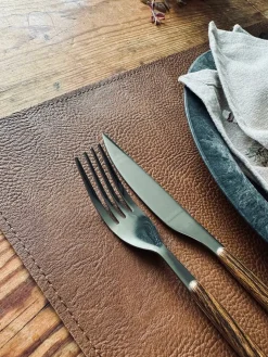 Dækkeserviet – Vendbar Sort / Cognac