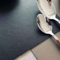 Dækkeserviet - Vendbar Taupe / Sort