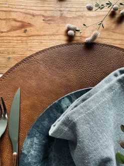 Dækkeserviet Rund – Vendbar Cognac / Natur