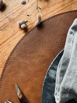 Dækkeserviet Rund – Vendbar Cognac / Natur