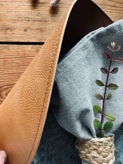 Dækkeserviet Rund – Vendbar Cognac / Natur