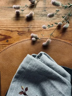 Dækkeserviet Rund – Vendbar Cognac / Natur