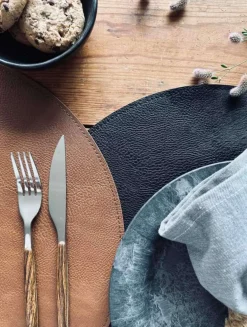 Dækkeserviet Rund – Vendbar Cognac / Sort