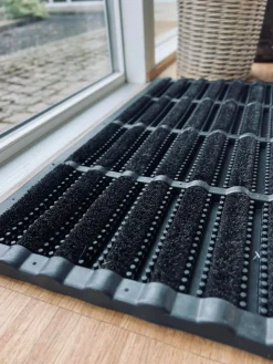 Dørmåtte - GUMMI MED BØRSTE I SORT - 45x75cm