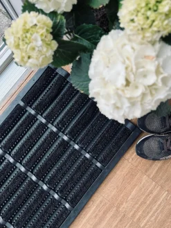 Dørmåtte - GUMMI MED BØRSTE I SORT - 45x75cm