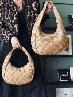 Elegant håndflettet skuldertaske - Sand