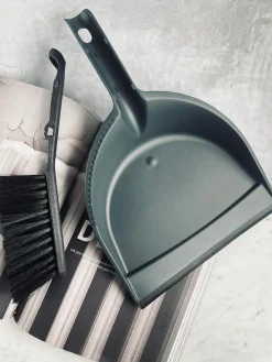 Fejebakke med kost - Recycling plast