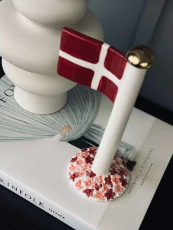 Flag keramik – Dannebrog m. Rosa fod