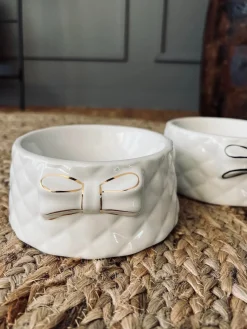 Foderskål med sløjfe - Hvid porcelæn med guld