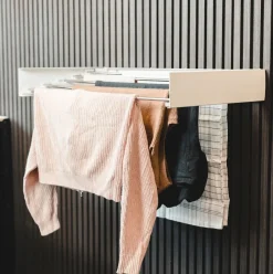 Foldbar vægmonteret tørrestativ