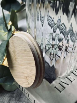 Glas kande med bambus låg