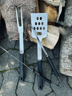 Grillredskaber med sort skaft – Sæt med 3 dele