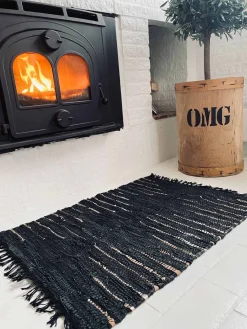 Gulvtæppe i flettet skind – Sort effekt strib 60x90cm