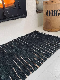 Gulvtæppe i flettet skind – Sort effekt strib 60x90cm