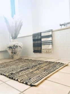 Gulvtæppe i skind og jute / bademåtte – 60x90cm