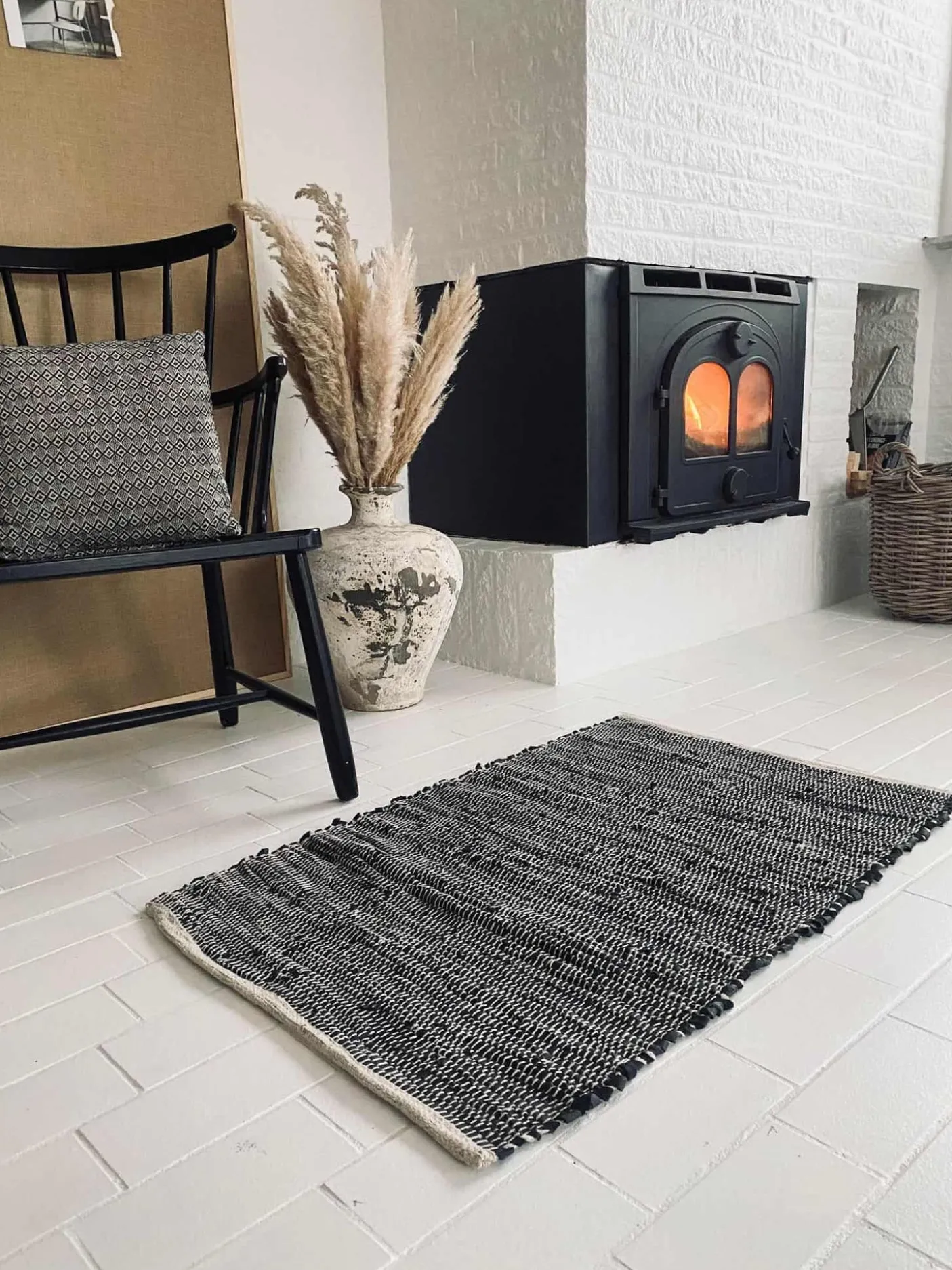 Gulvtæppe i sort skind med hvid tråd - 60x90cm