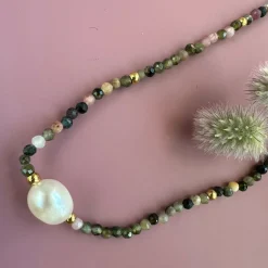 Halskæde Aya – Natursten og ferskvandsperle