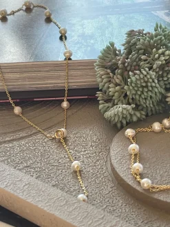 Halskæde Gry - med ferskvandsperler