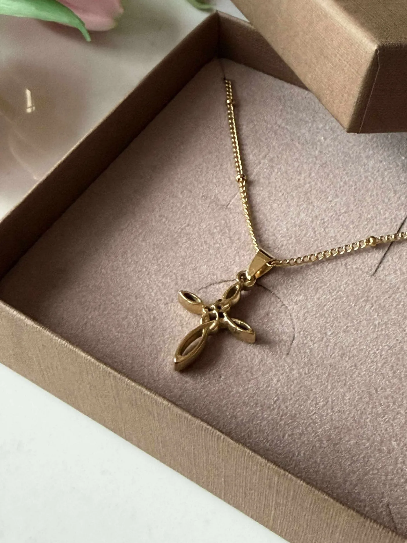 Halskæde med kors Sapphira - forgyldt